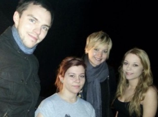 Nicholas Hoult y Jennifer Lawrence posan con 2 fans en Inglaterra